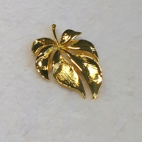 Vintage Goldtone Philadendron Leaf Brooche - Picture 2 of 7